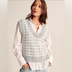 Abercrombie & Fitch V-Neck Houndstooth Sweater Vest